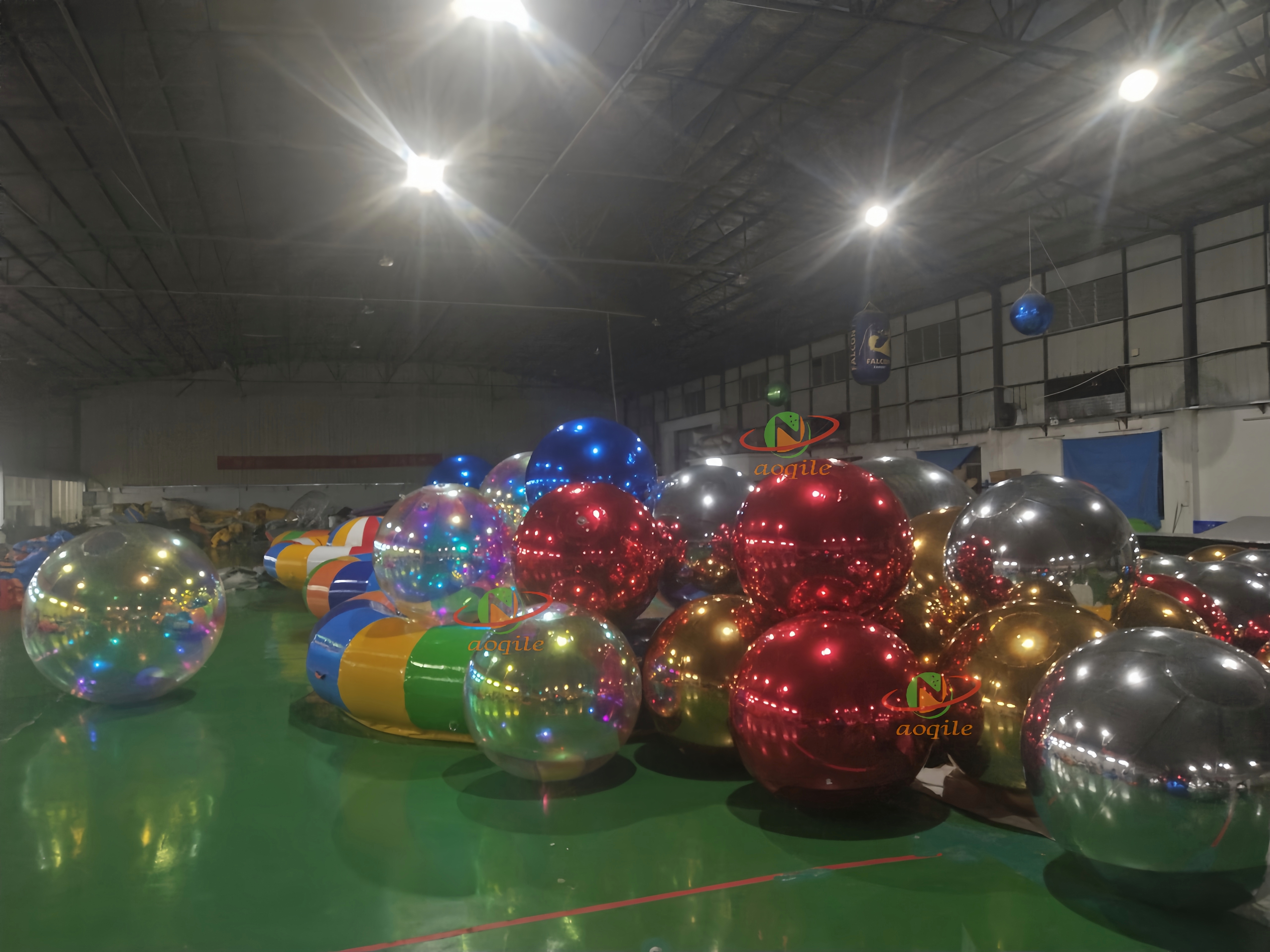 Decoración de escenario de boda, bola de espejo inflable con láser gigante grande, bola de espejo inflable de discoteca en rojo, azul, dorado, verde y negro