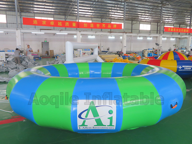 Barco inflable del disco del tubo del esquí del vuelo de los juguetes del agua remolcable de los juegos del mar de los donuts multicolores