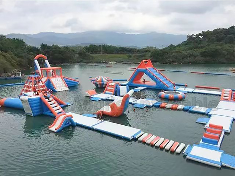 Parque inflable grande del entretenimiento del agua de la plataforma flotante del equipo de deportes del obstáculo del agua de encargo