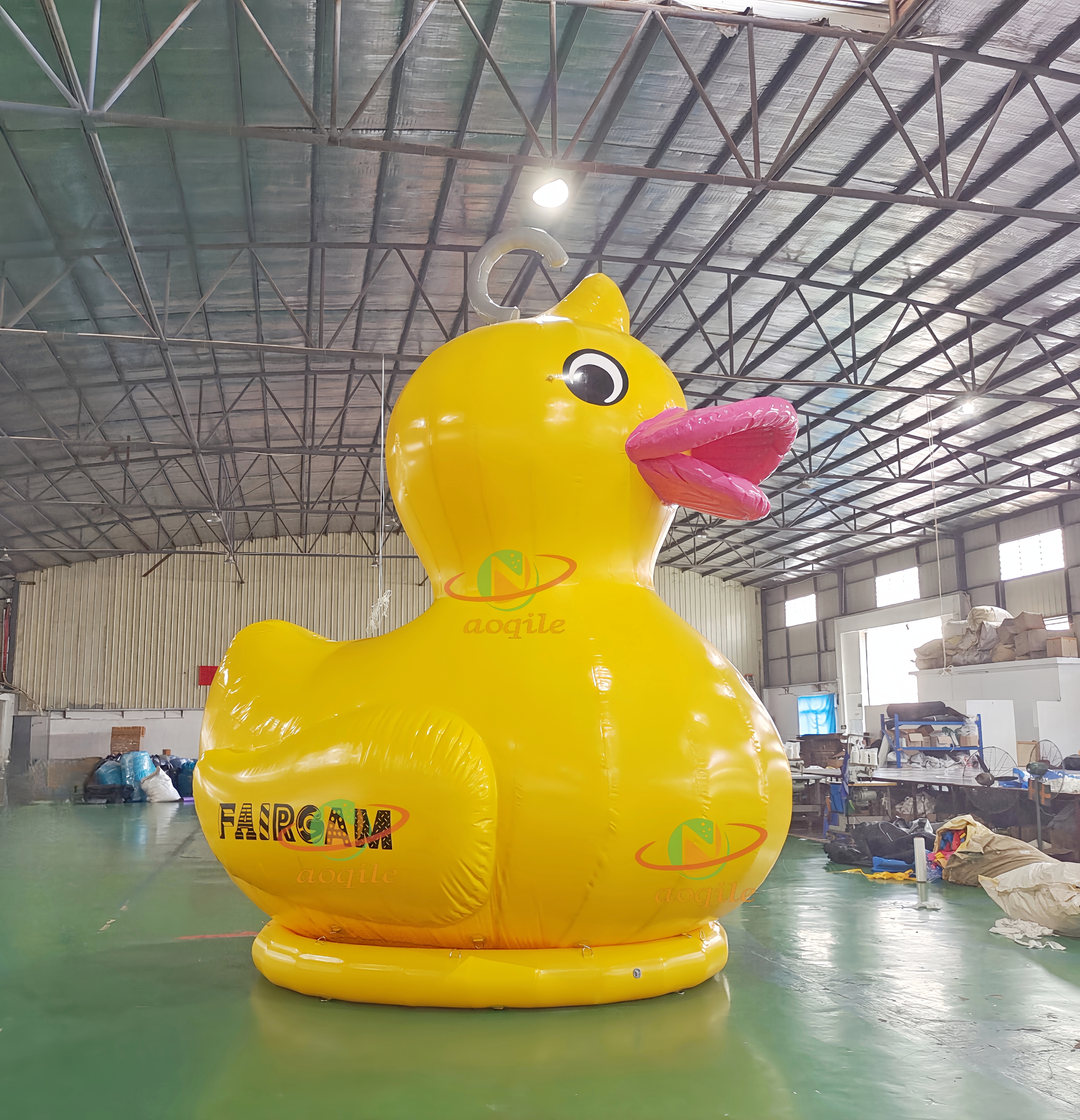 Publicidad de pato inflable gigante amarillo, pato de goma inflable en el lago o tierra para propaganda