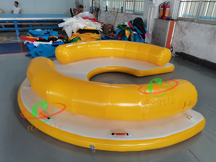 Plataforma flotante de agua inflable personalizada para exteriores, plataforma de isla flotante para fiesta de ocio, salones con respaldo, sofá y barco